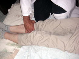 膝痛改善のための経絡指圧です。念入りに指圧します。
